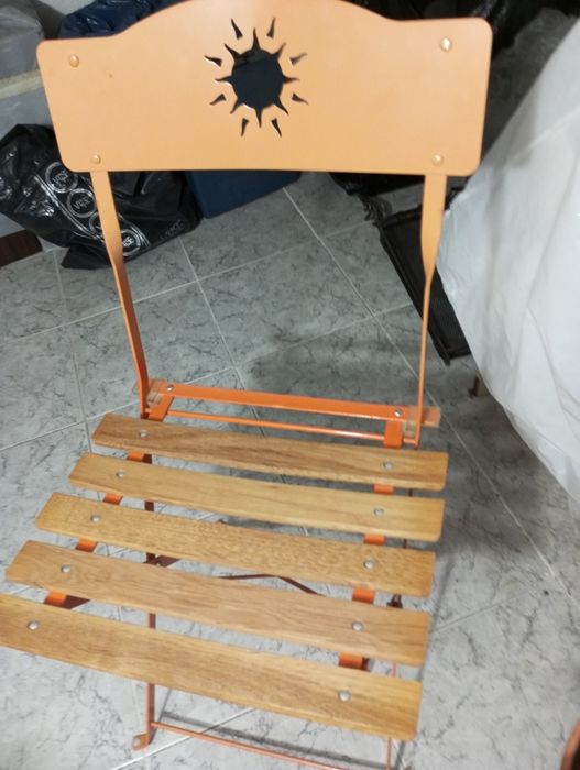 Conjunto de cadeiras em metal e madeira