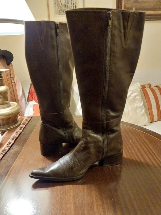 Trés pares de botas todas em pel  (castanha tam37/38 cada 15€s