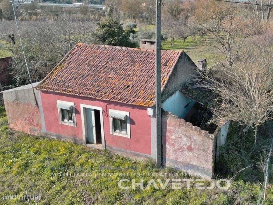 Casa de campo para renovação com excelente potencial perto de Tomar
