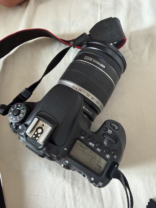 Canon EOS 70D + Objetiva Canon EF-S 18-200mm IS – Estado Impecável