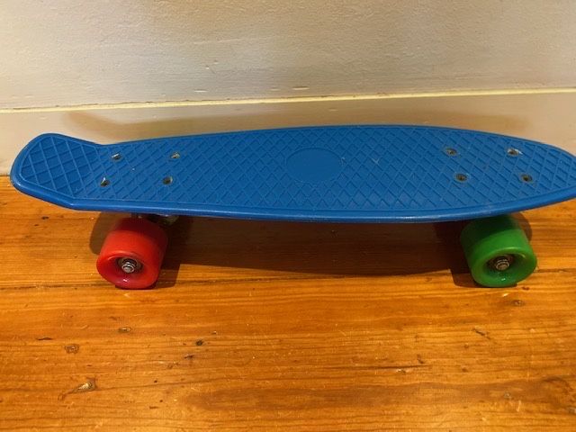 Skate azul bem estimado