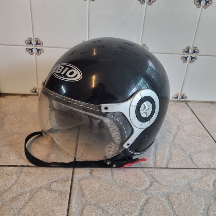 Capacete preto de mota/trotinete/bicicleta em bom estado