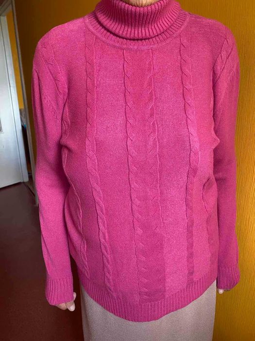 Женский свитер новый, большого размера,с красивым узором.