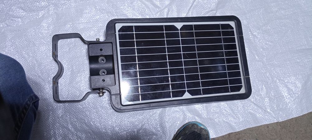 Прожектори з сонячною панеллю.