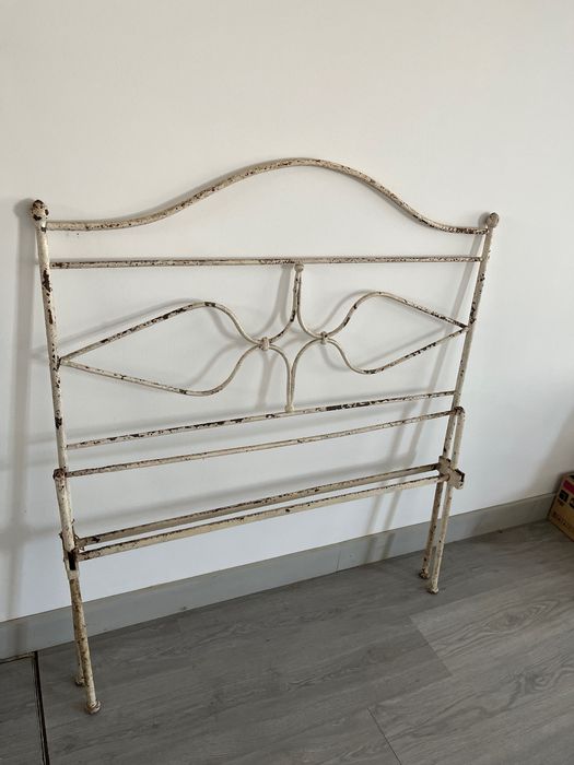 Cama-de-ferro com detalhes