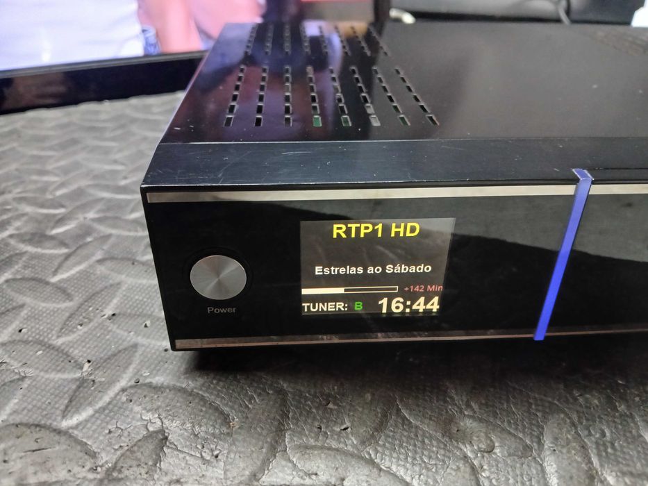 Receptor Box TV Satélite + Terrestre + Cabo - GigaBlue HD 800 UE PLUS - como novo!