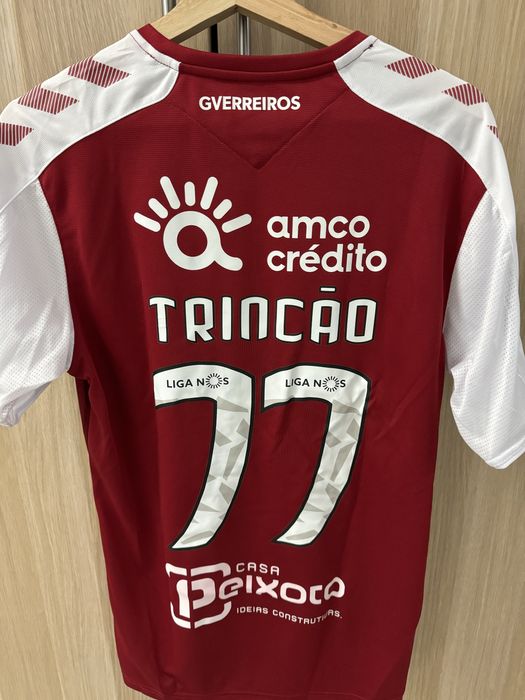 Camisolas oficias oferecidas pelos jogadores em campo