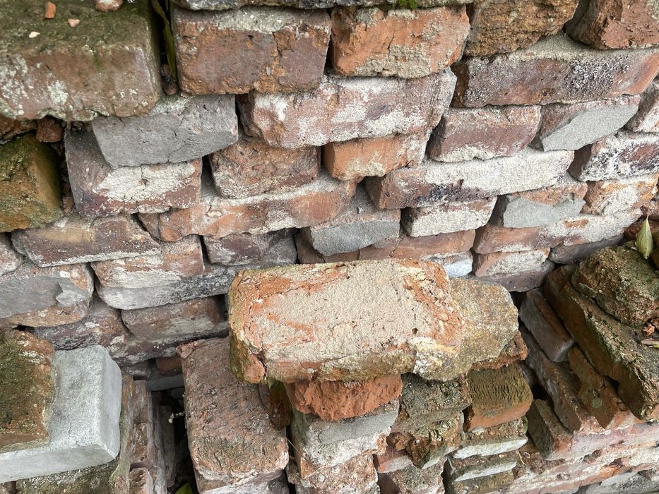 Цегла (кірпіч), вживаний.