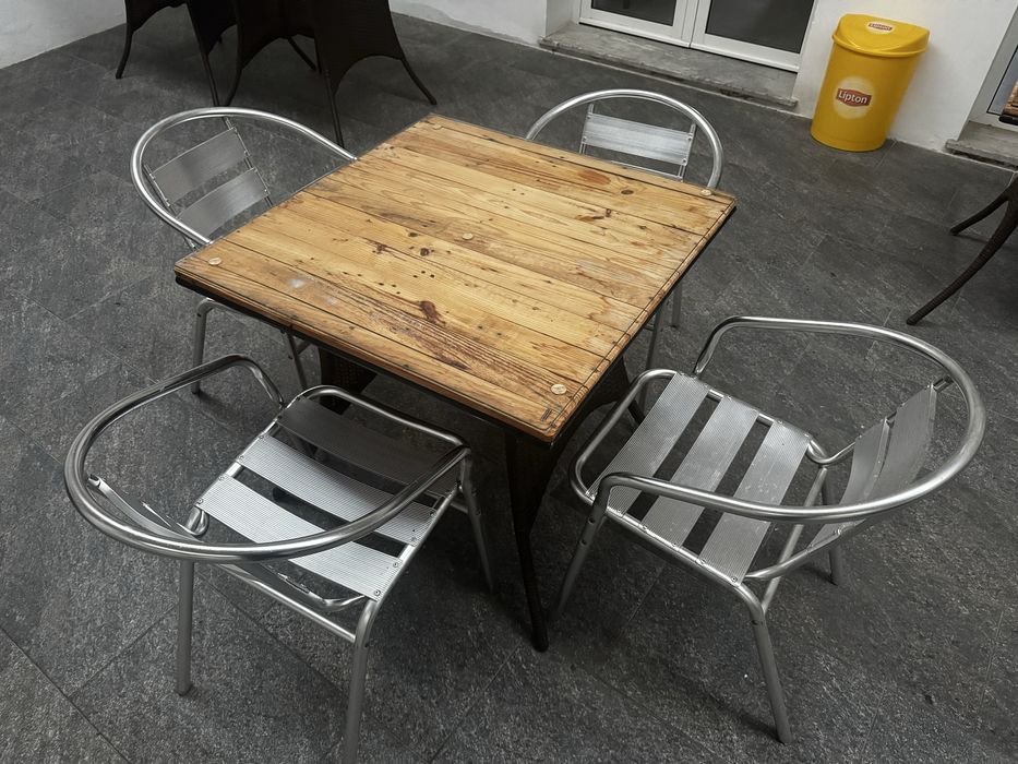 Conjunto de mesa de esplanada com 4 cadeiras