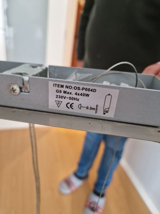 Candeeiro de Tecto Suspenso – 4 Pontos de Luz (com lâmpadas incluídas)