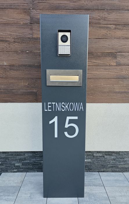 Nowoczesny słupek multimedialny z Twoim numerem domu