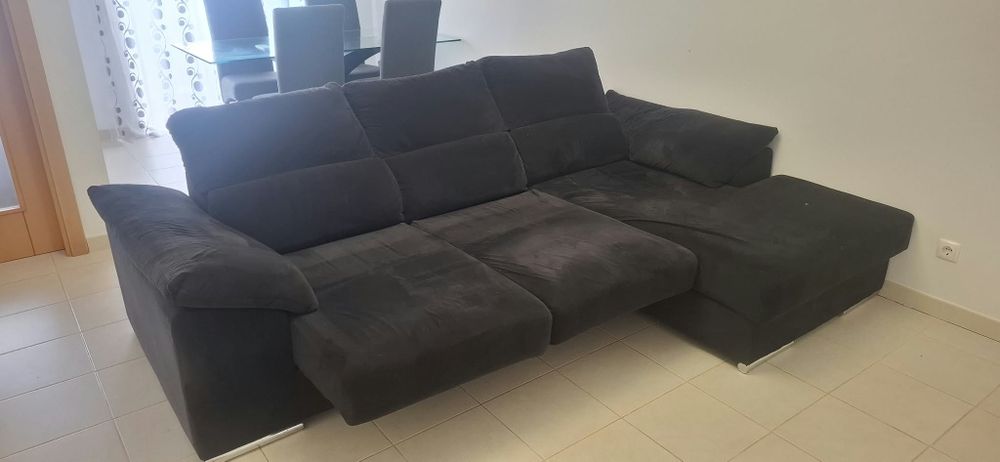 Sofá com chaise longue e assentos deslizantes — tecido escuro