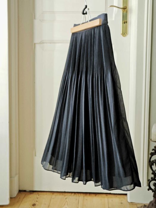 Saia forrada plissada com elástico na cintura