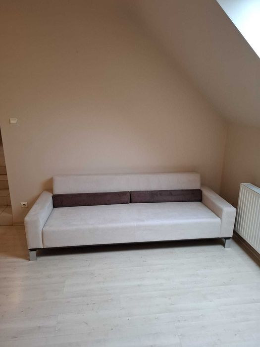Niska sofa na nóżkach