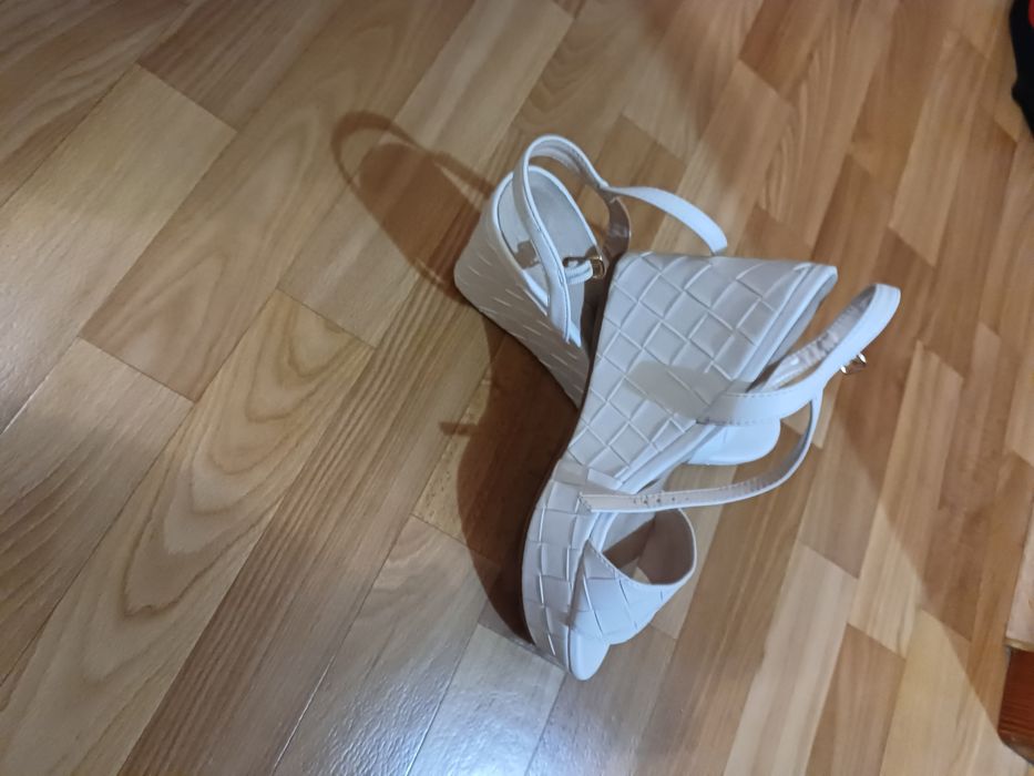 Женские босоножки