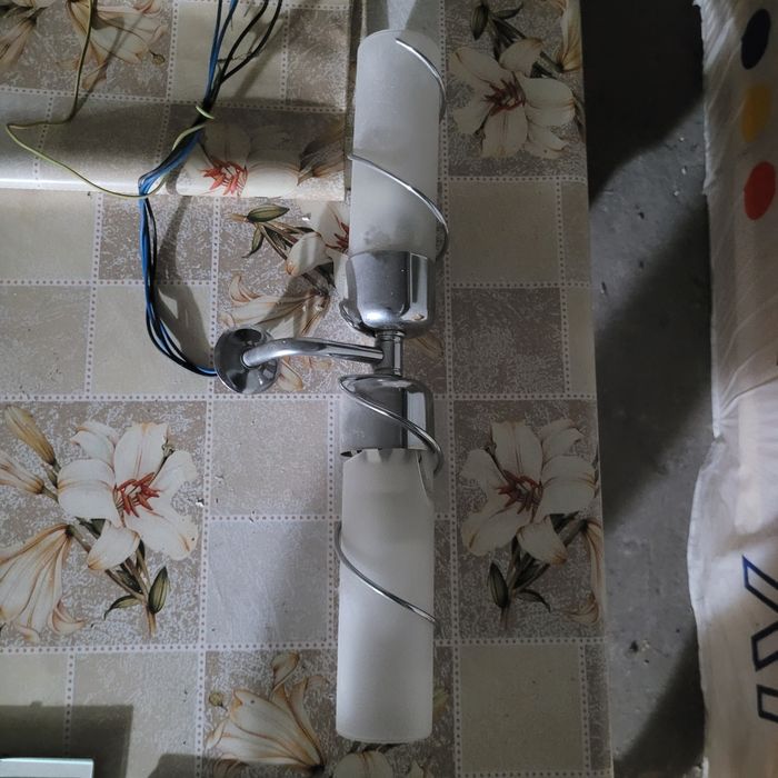 Sprzedam lustro lazienkowe z kinkietem