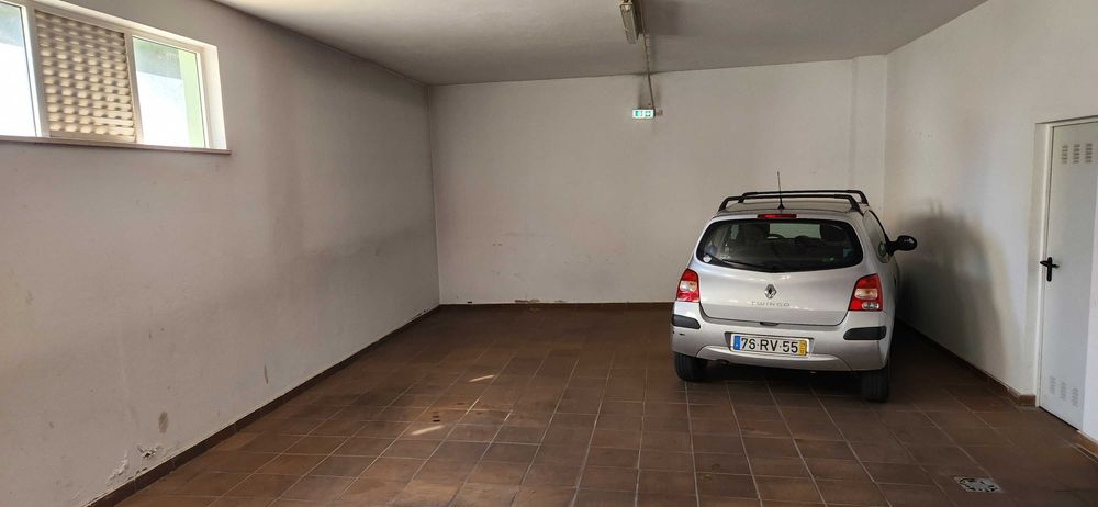 T3 último andar | 121 m² + quase 90 m² de espaços exteriores e anexos | Garagem dupla | Terraço privativo | Perto de Ferragudo