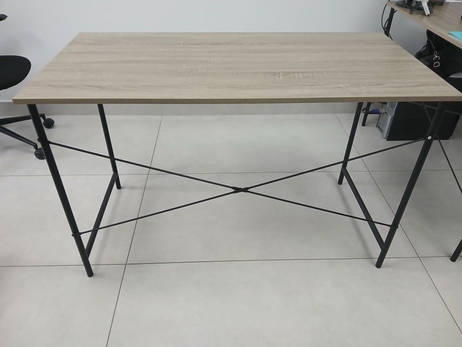 Стіл письмовий в ідеальному стані