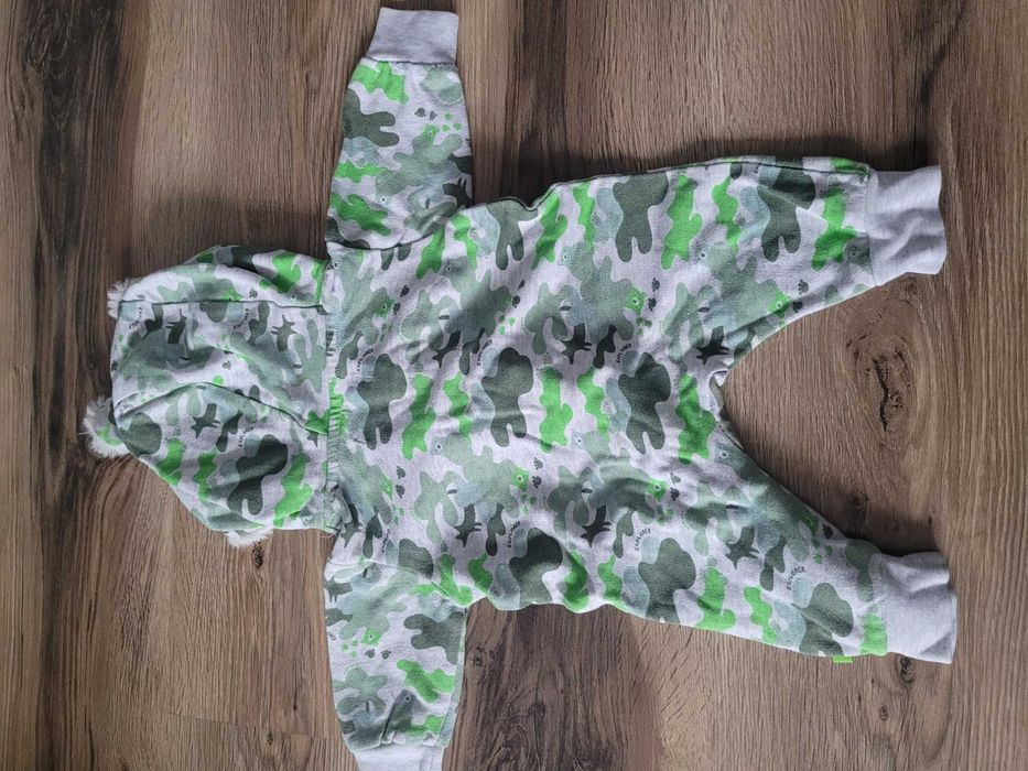 Szary kombinezon w zielony wzór moro z kapturem,  pajac, 5.10.15