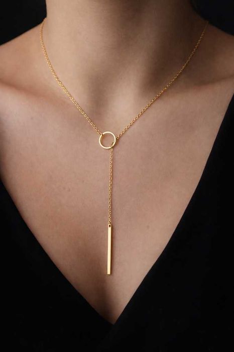 Nowoczesny naszyjnik damski z geometrycznymi elementami – złoty