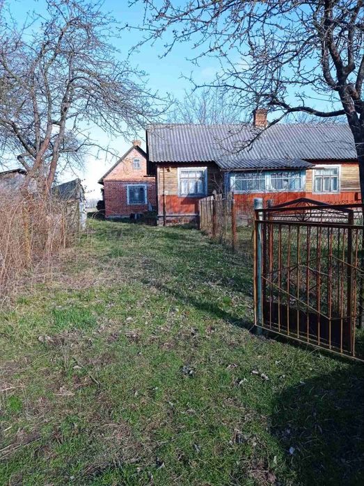 Будинок + дерев'яний гараж на 2 місця