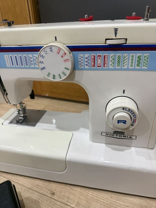 Maquina  de costura a funcionar , em muito bom estado.