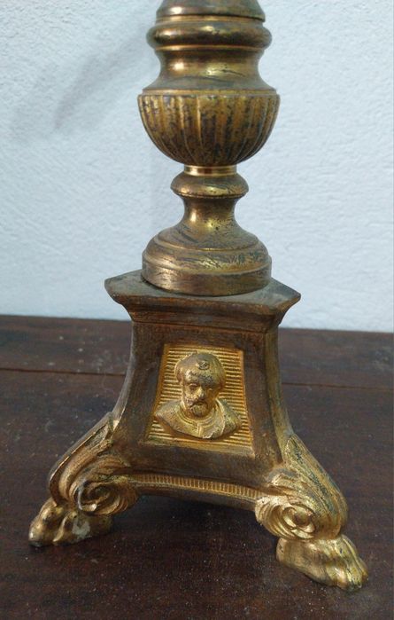 Arte sacra. Crucifixo antigo de altar.