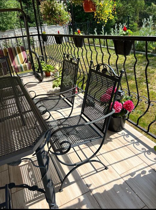 Sprzedam piękny, niepowtarzalny zestaw kutych mebli.
Cena 4995 zł.