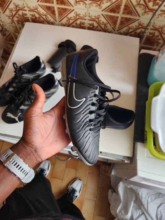 Chuteiras e caneleiras