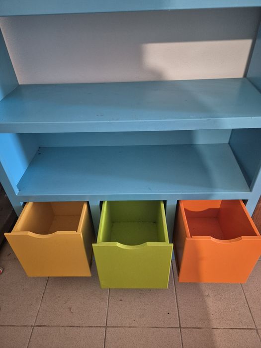 Estantes em pinho maciço