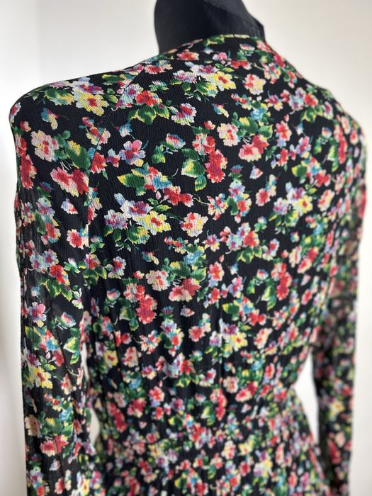 Sukienka American Vintage kwiaty S taliowana boho 36 z dekoltem czarna