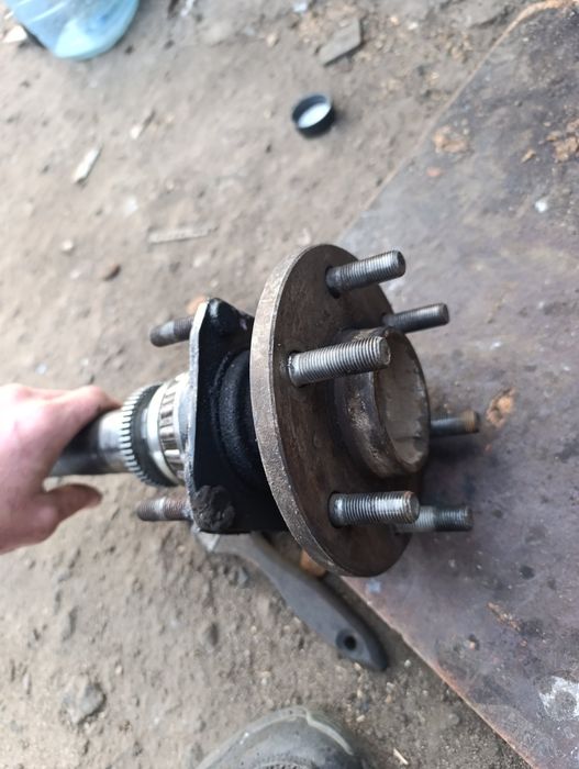 Піввісь задня для редуктора без блокування на Nissan Navara d40