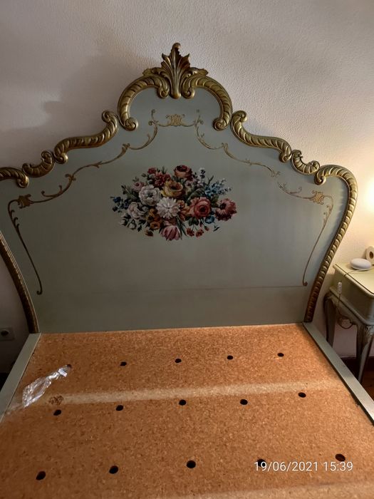 Cama antiga mas em boas condições