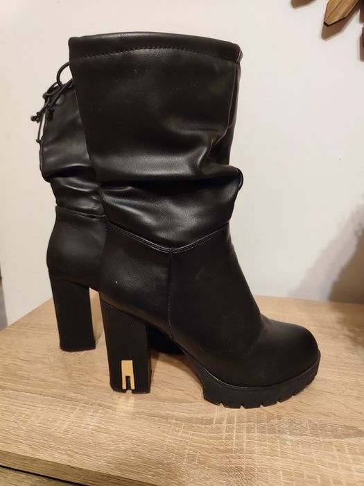 Buty na slupku z cholewka do łydki