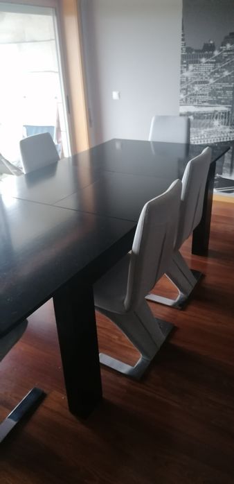 Mesa de sala com cadeiras