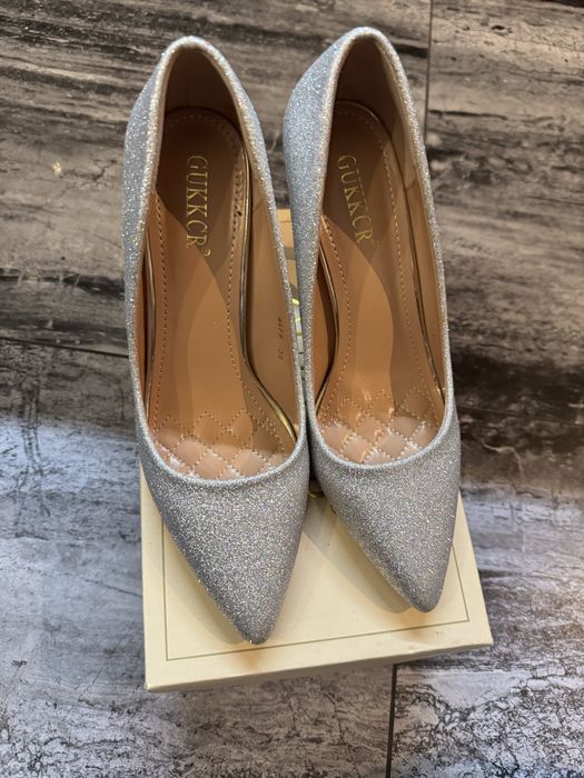 Яскраві туфлі GUKKCR