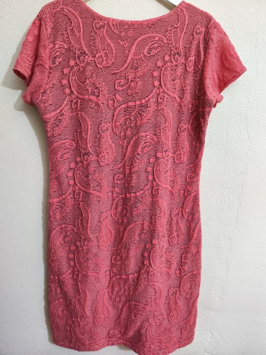 Vestido modelo de Renda Coral Curto