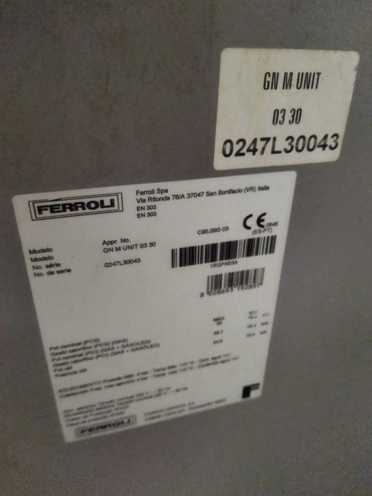 Caldeira Ferroli + 2 bombas Grundfos a funcionar + 1 tanque de águas