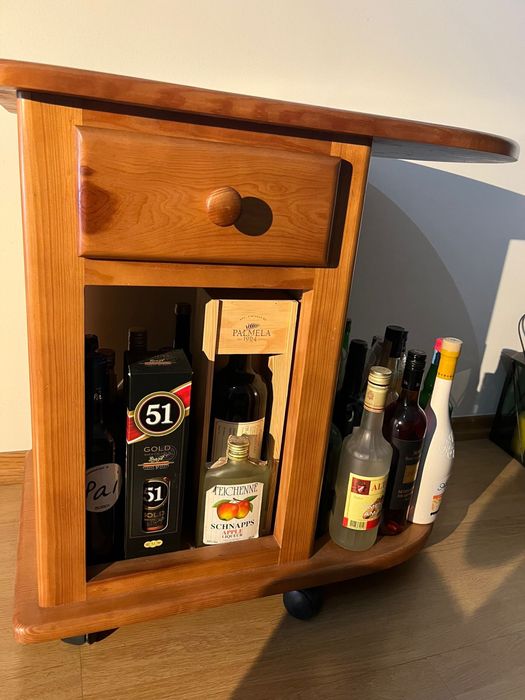 Bar de madeira maciça com arrumação.