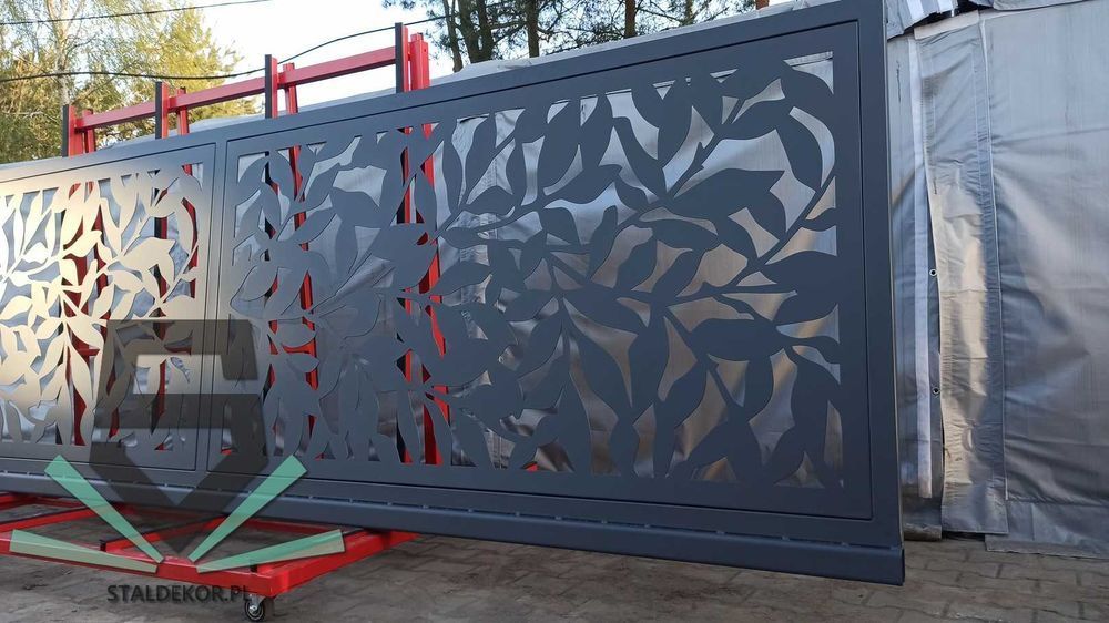 Brama przesuwna 5x1,5m wycinana laserowo, CNC,  panelowa.  Corten
