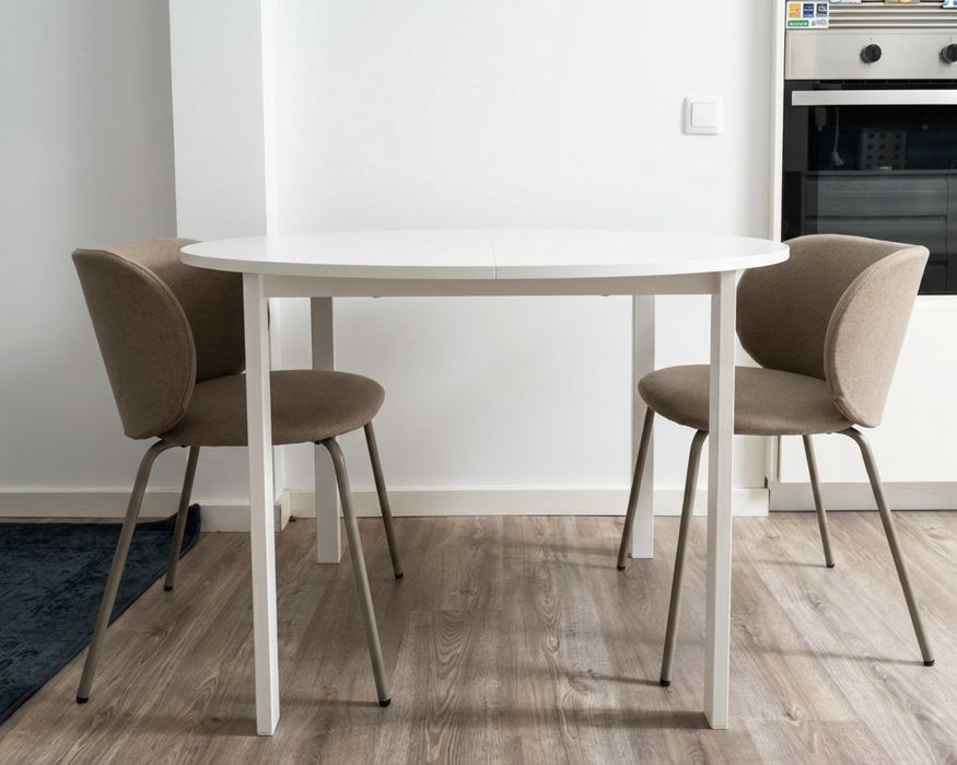 Mesa de jantar e cadeiras