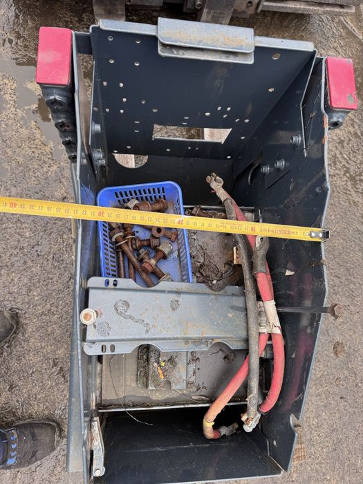 Skrzynia akumulatorow do auta ciezarowego , terenowego