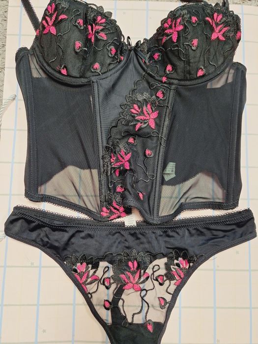 Красивый эротичный комплект нижнего белья, 75 В корсет  трусы М-Л.