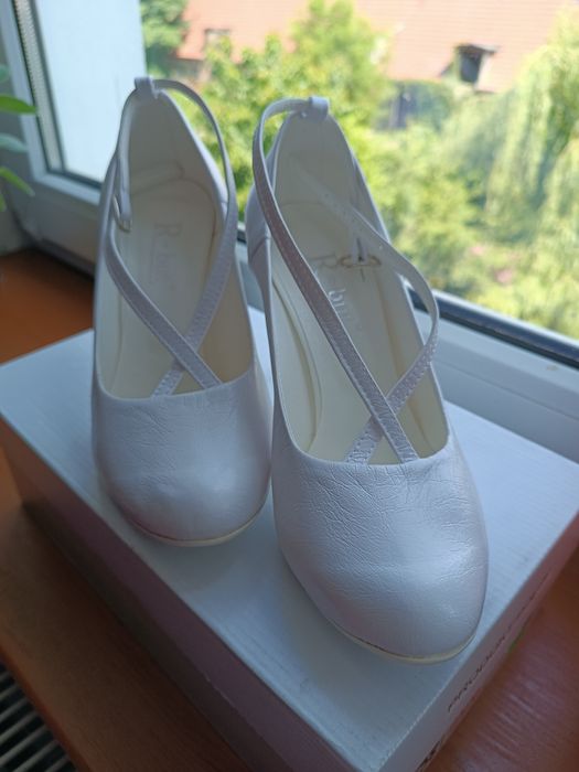 Sprzedam białe buty