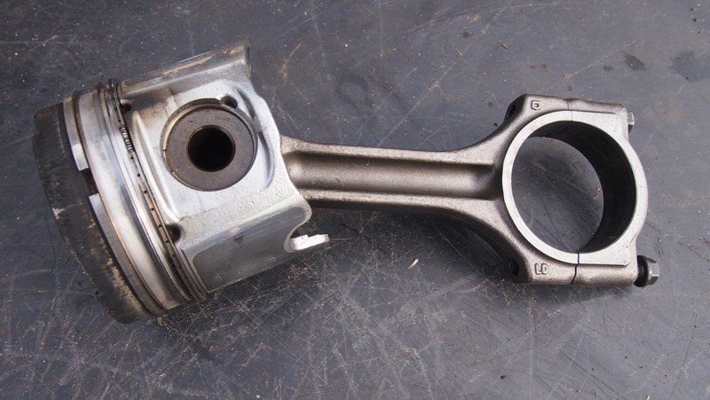 korbowód master 2.5dci movano g9u a650 06-10 tłok