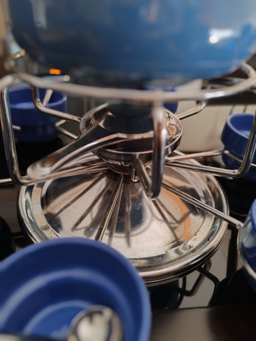 Fondue, taças, espetos e colher para molhos