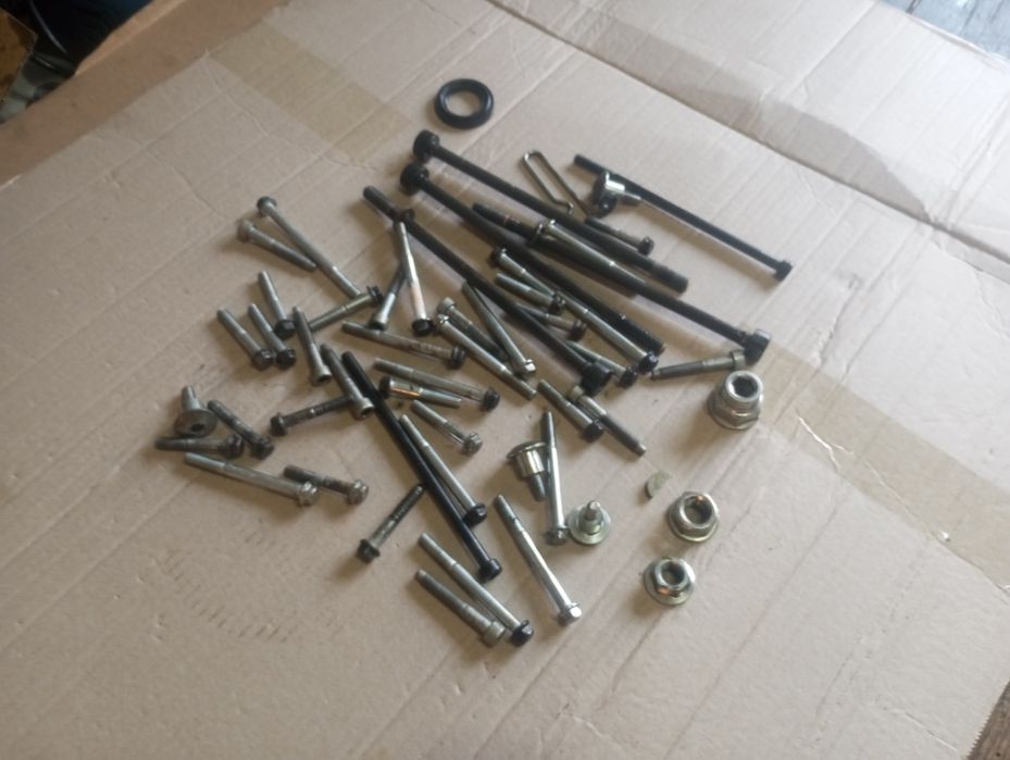 Śruby śrubki szpilki nakrętki silnika klin Aprilia SX 125 RX xtm A4