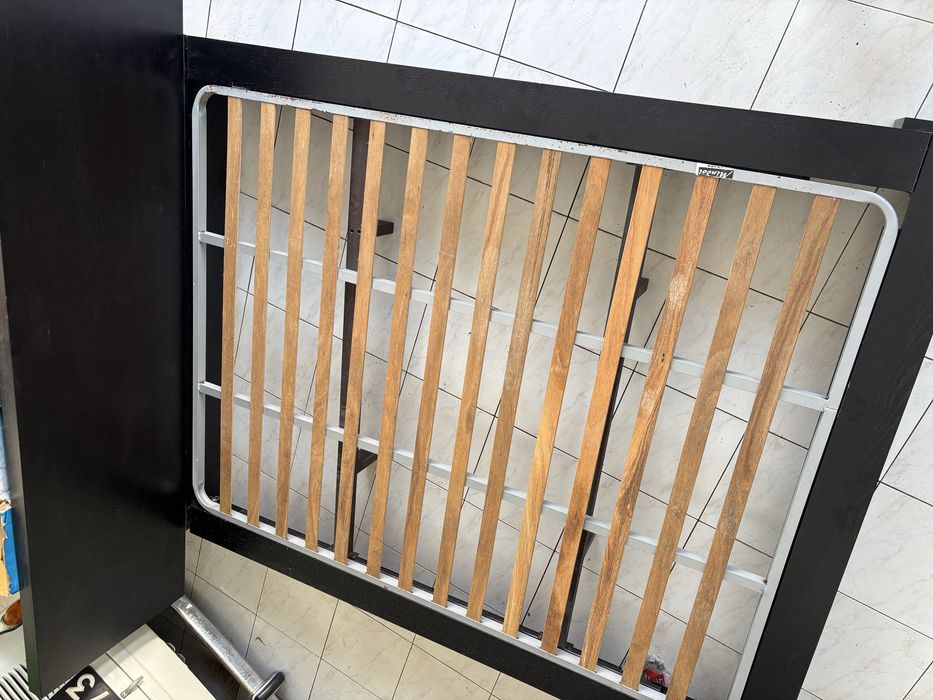 Cama de casal com as 2 mesas de cabeceira