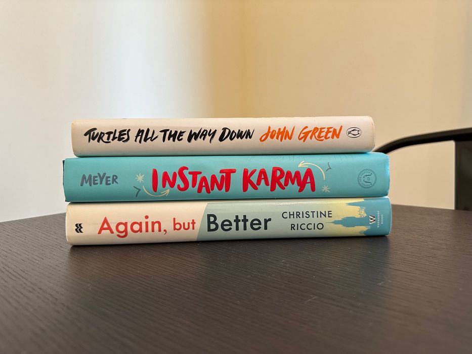 Livros em português e em inglês