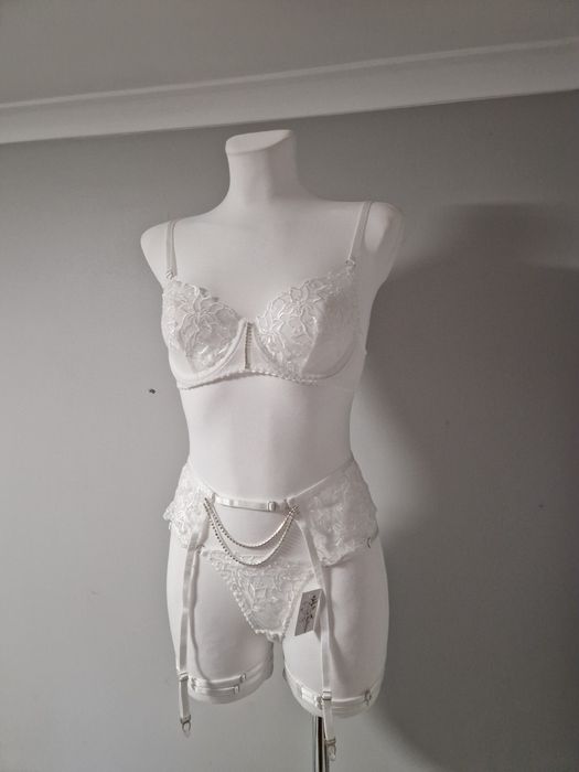 Biały komplet bielizny  w lilie